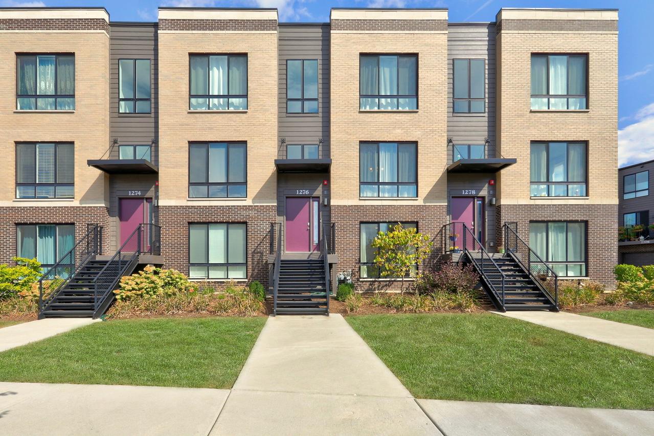 1276 Lakepointe Dr., Schaumburg, IL 60173