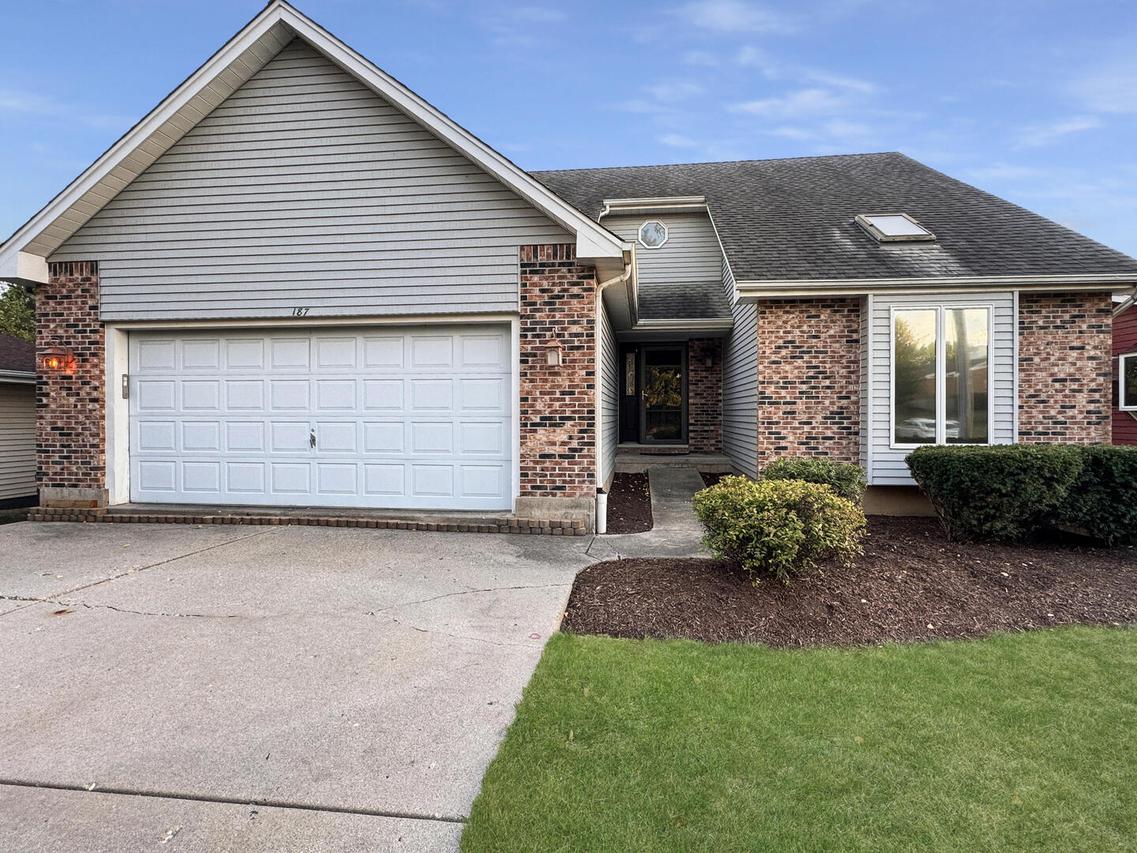 187 Hilltop Dr., Lake In The Hills, IL 60156