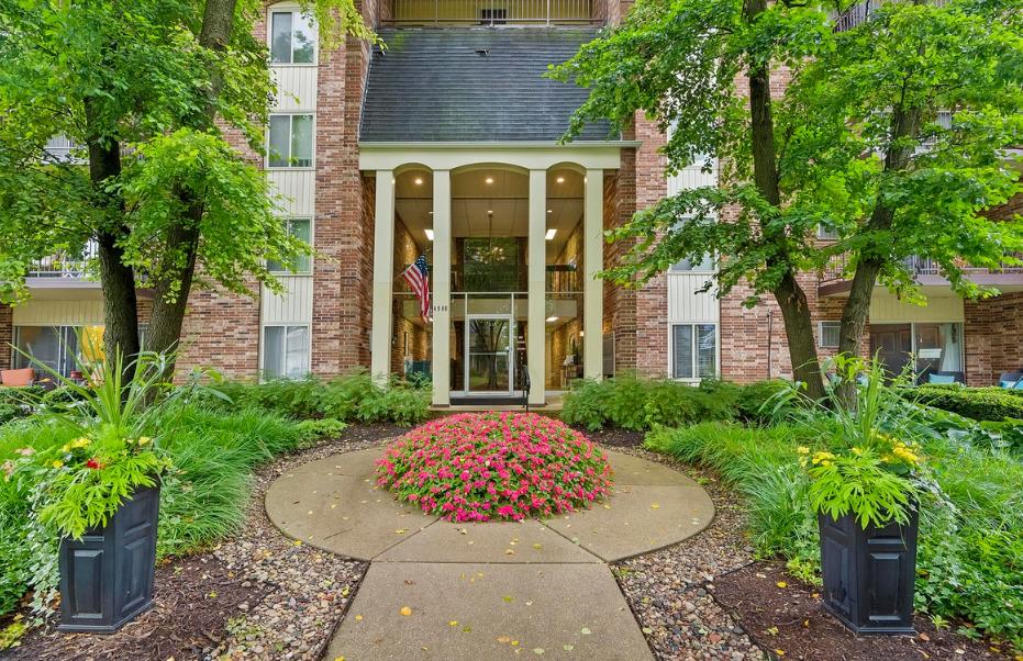 4900 Forest Ave. #201, Downers Grove, IL 60515