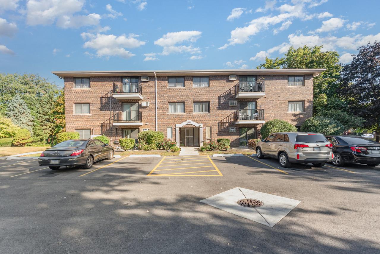 1240 S Lorraine Rd. #1D, Wheaton, IL 60189