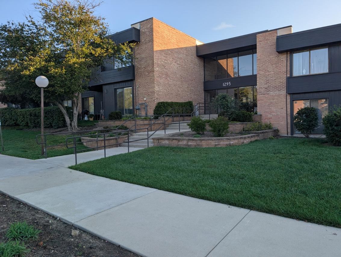 1295 N Sterling Ave. #212, Palatine, IL 60067
