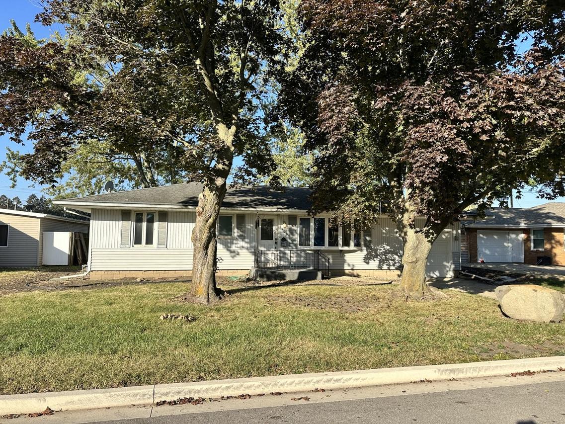 2108 Wynnewood Ln., Peru, IL 61354