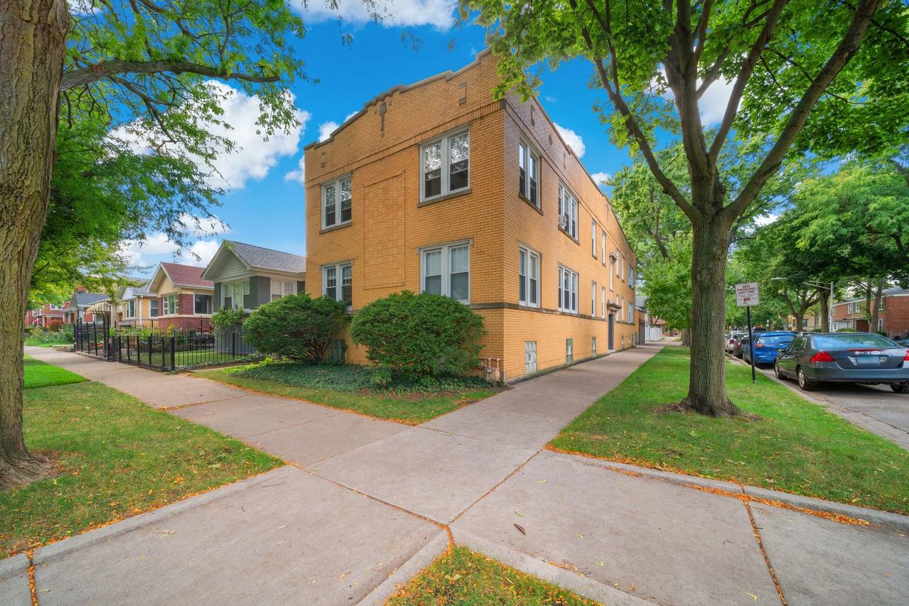 3737 W Cornelia Ave., Chicago, IL 60618