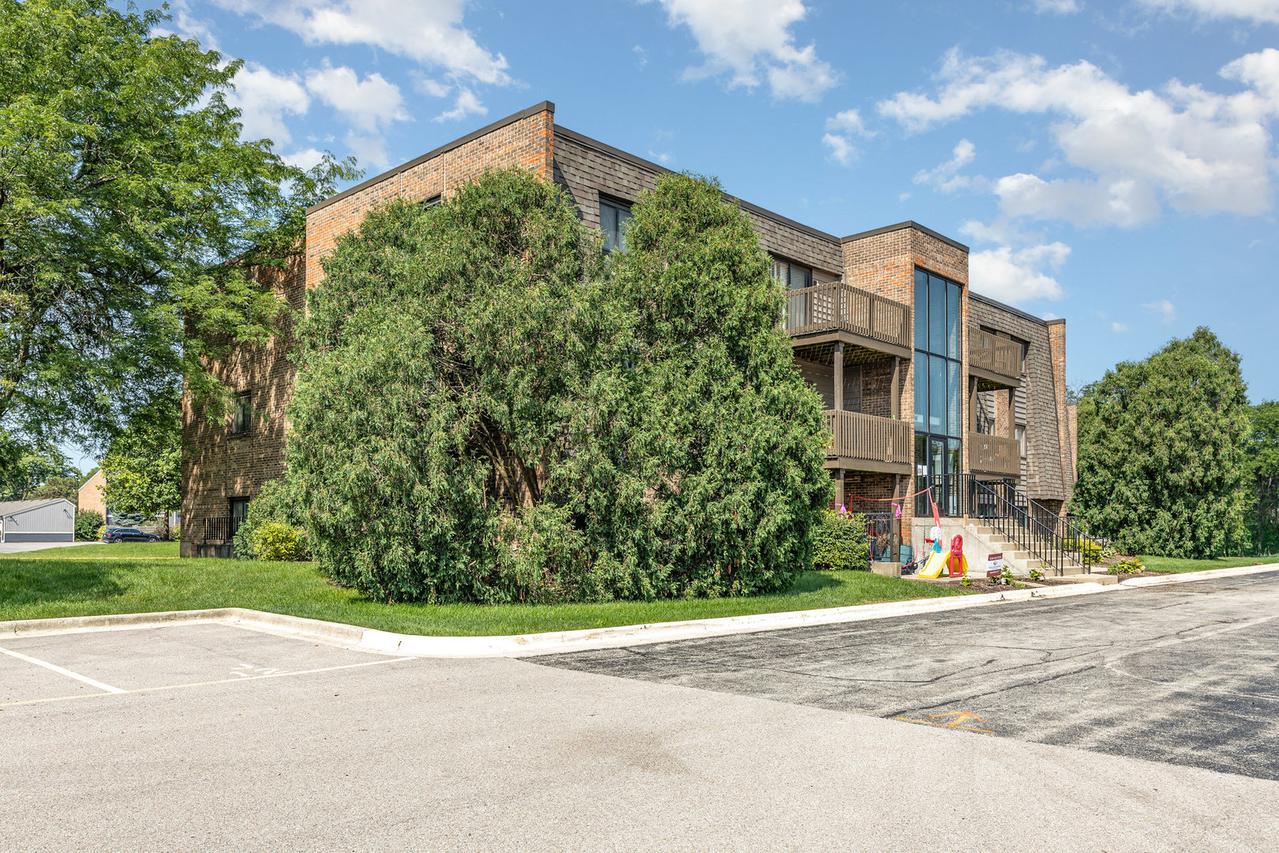 1440 Stonebridge Cir. #J10, Wheaton, IL 60189