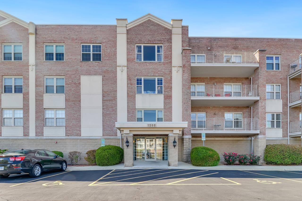 1200 S Prospect Ave. #303, Elmhurst, IL 60126
