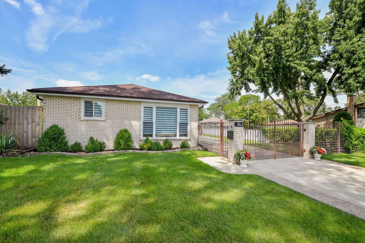 744 N Neva Ave., Addison, IL 60101