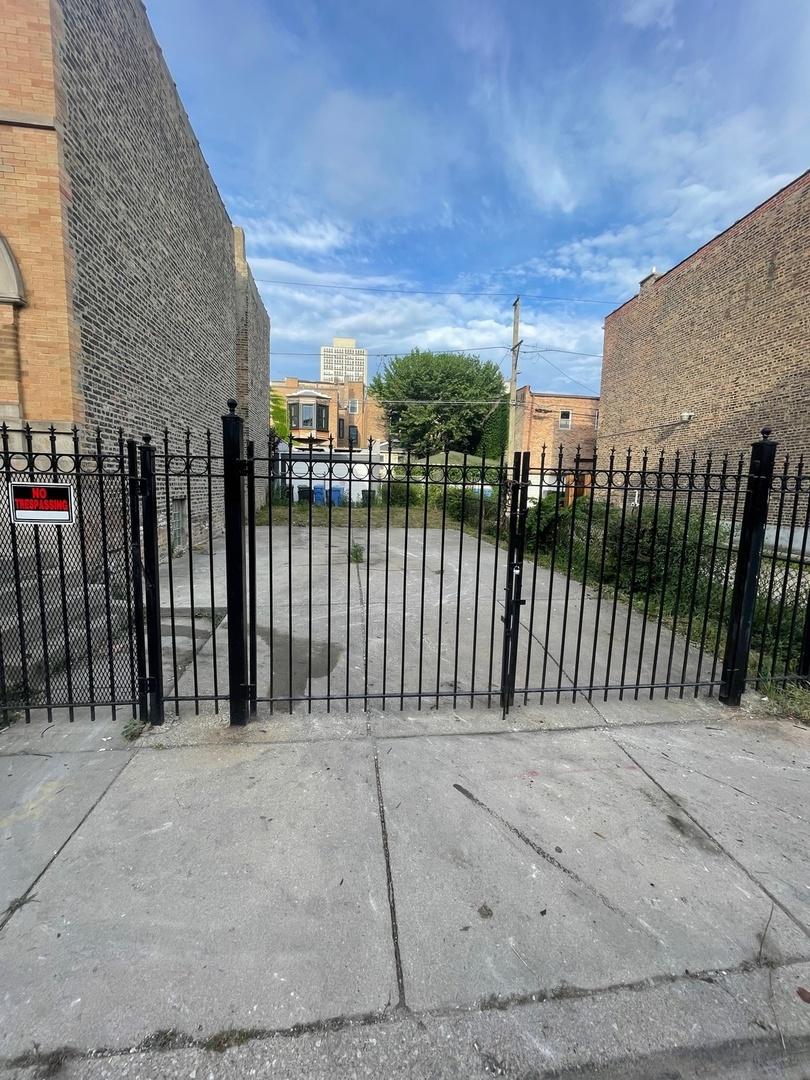 3627 S Calumet Ave., Chicago, IL 60653
