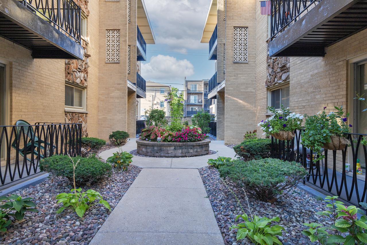 6852 N Northwest Hwy. #2B, Chicago, IL 60631