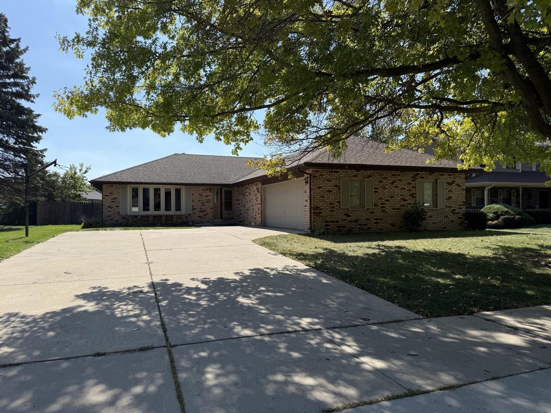 745 Donna Ave., Aurora, IL 60505