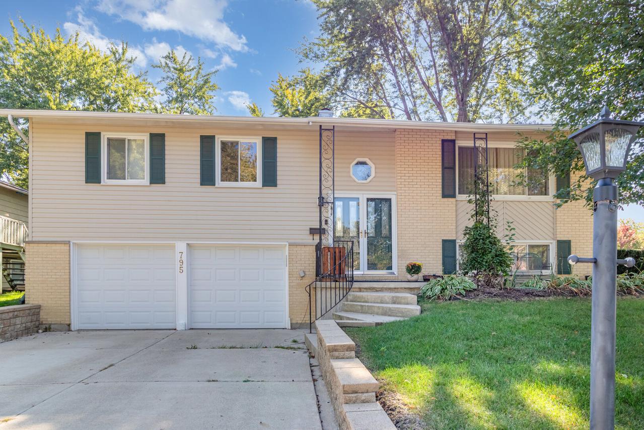 795 Plymouth Rd., Hoffman Estates, IL 60192