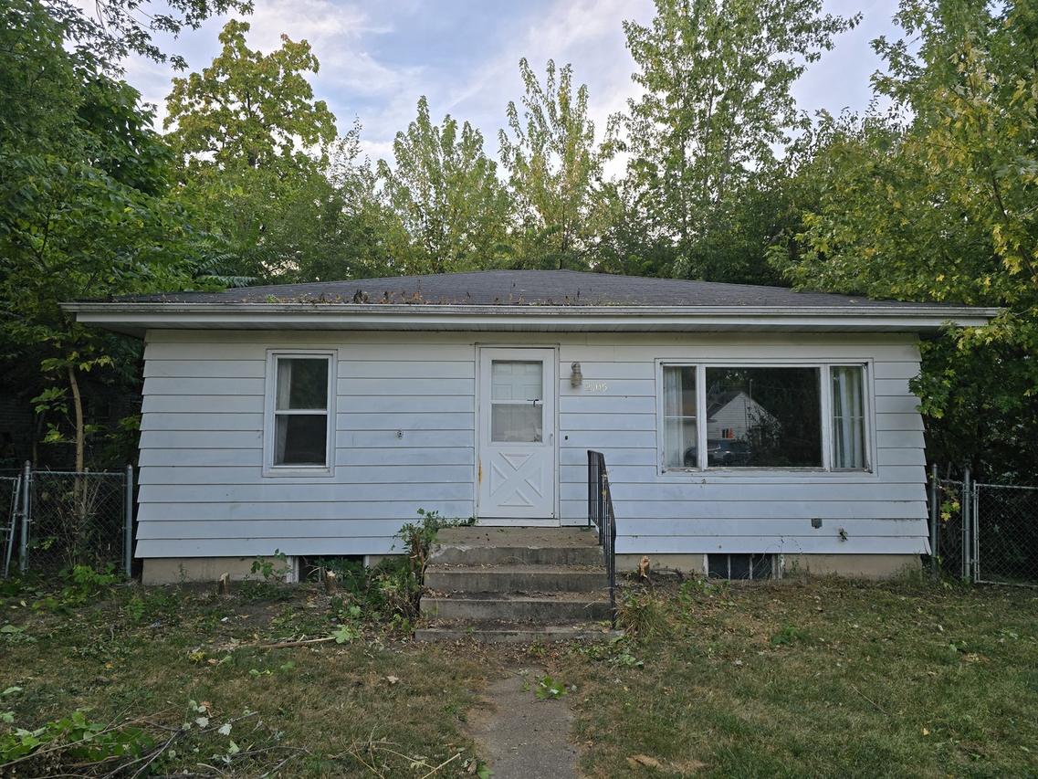 2105 Dodge St., Dixon, IL 61021
