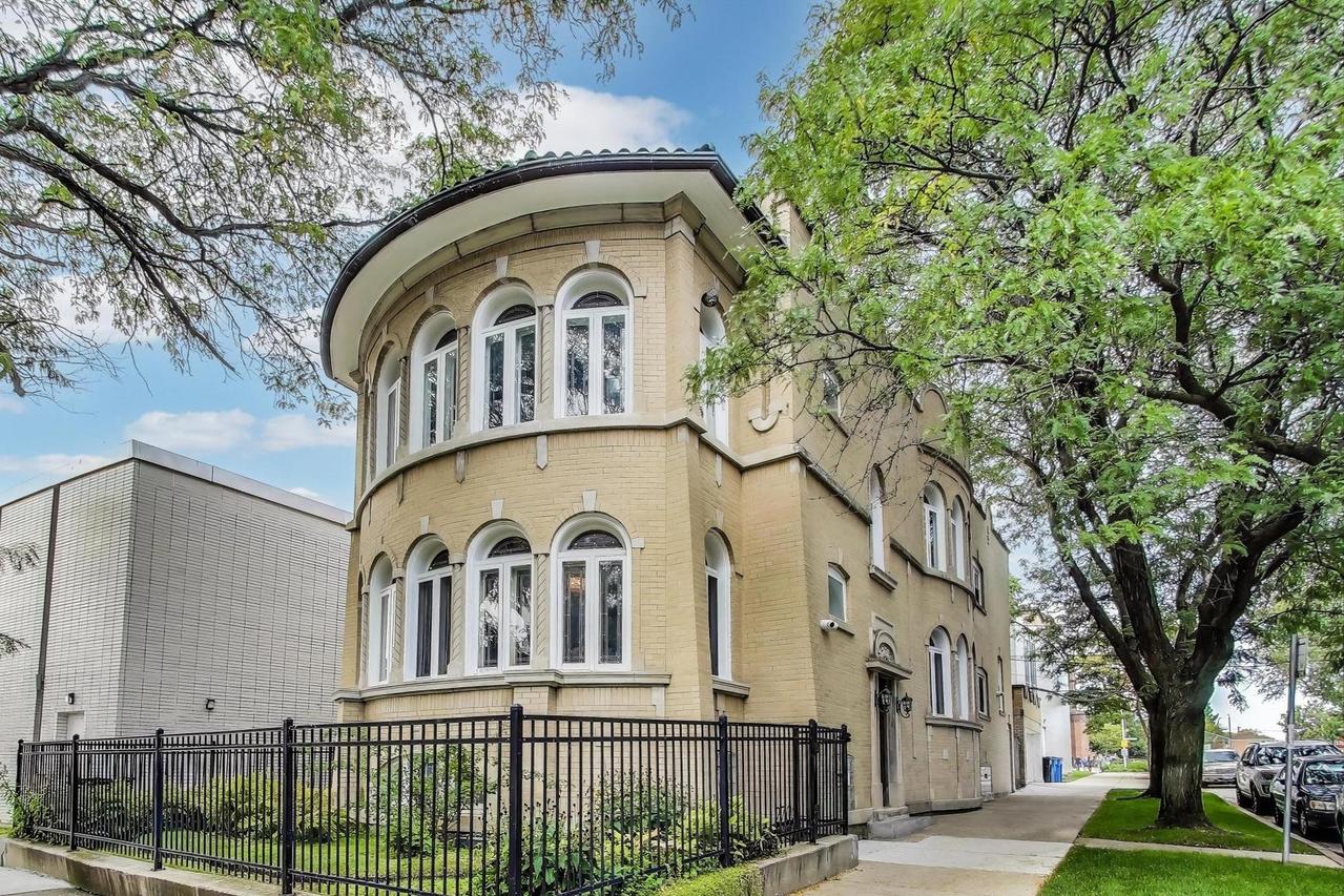 2700 W Carmen Ave., Chicago, IL 60625
