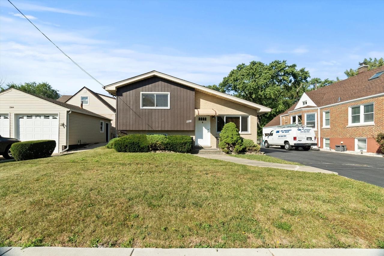 2358 Westview Dr., Des Plaines, IL 60018