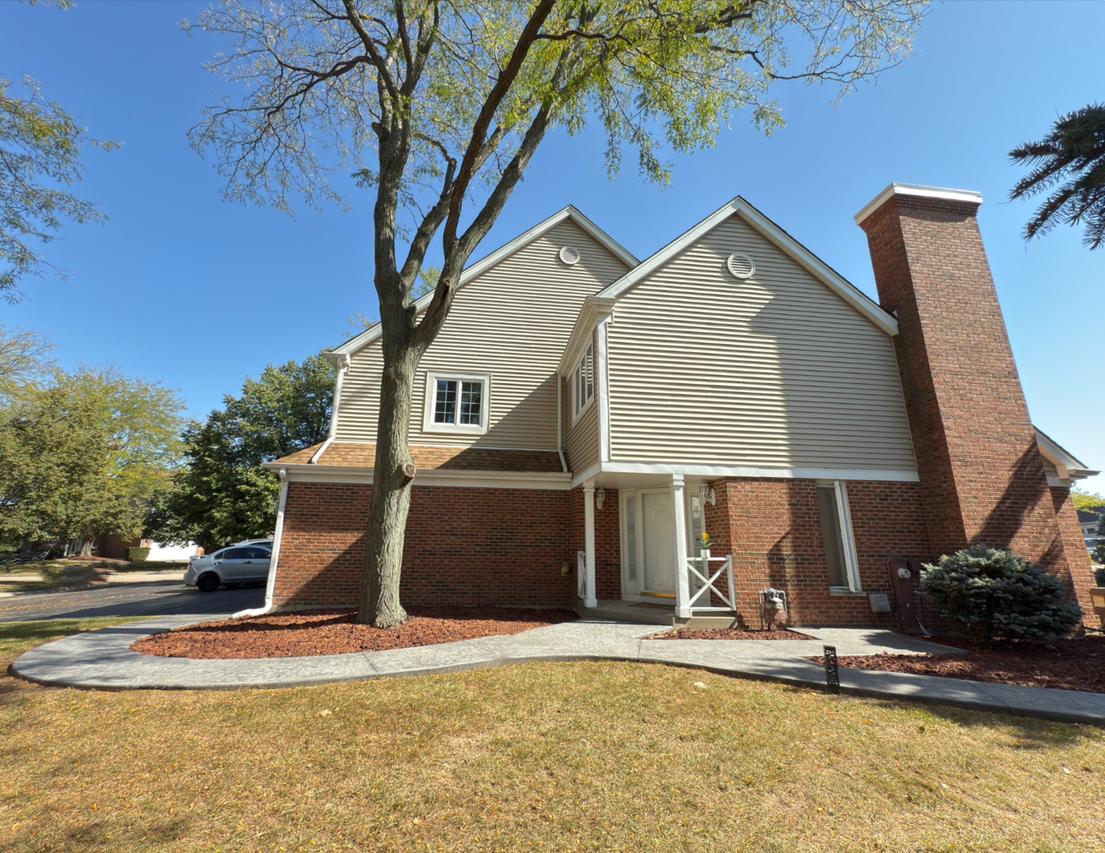 694 Monroe Dr., Lindenhurst, IL 60046