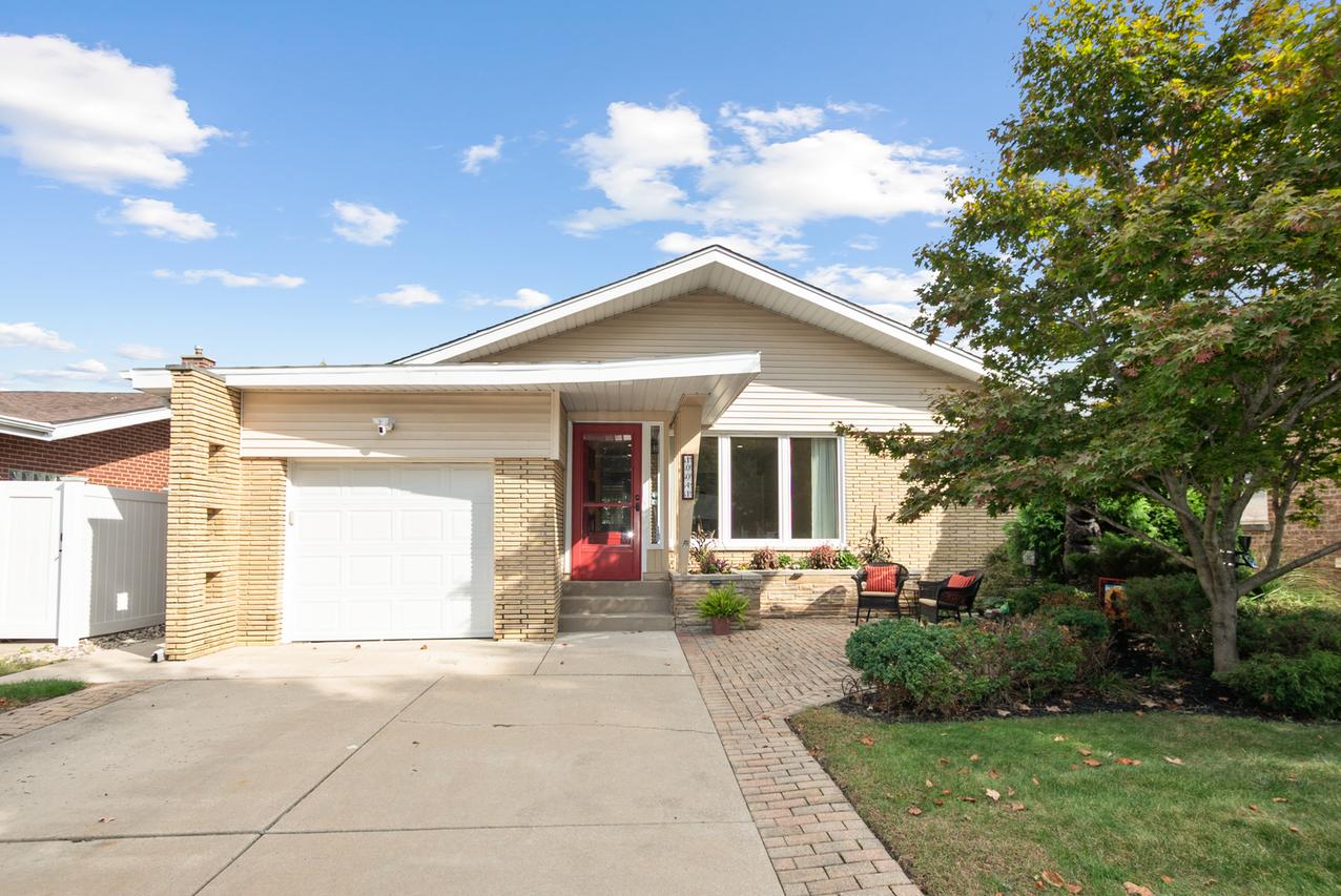 10041 S Saint Louis Ave., Evergreen Park, IL 60805