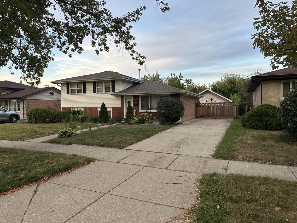 10501 Forest Ln., Chicago Ridge, IL 60415