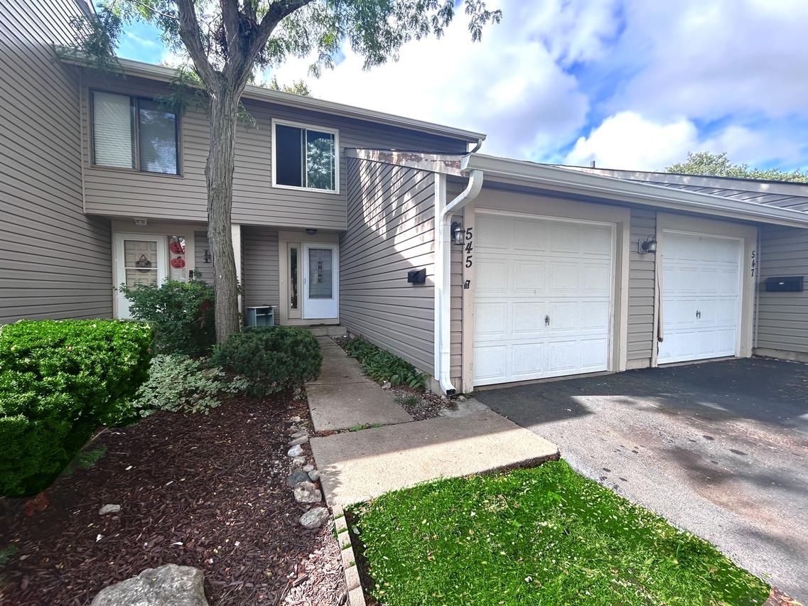 545 Alton Ct., Carol Stream, IL 60188