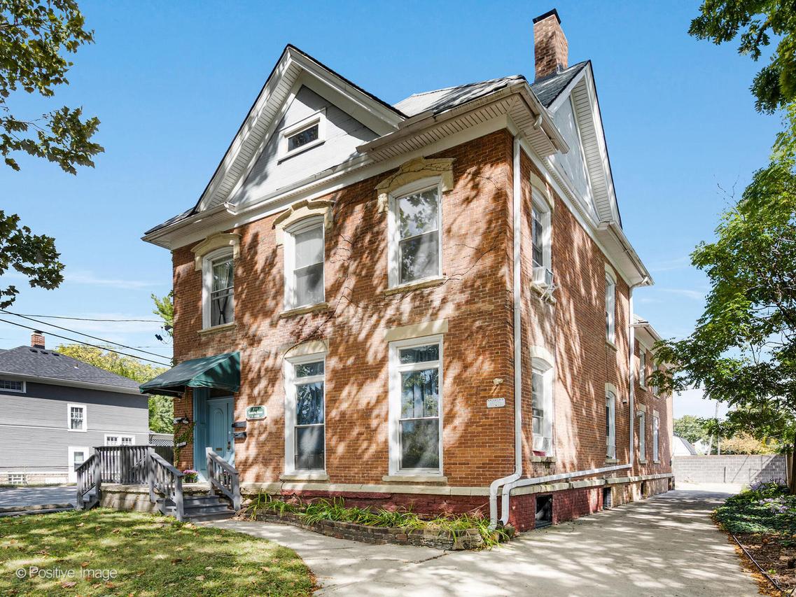211 Cedar St., Aurora, IL 60506