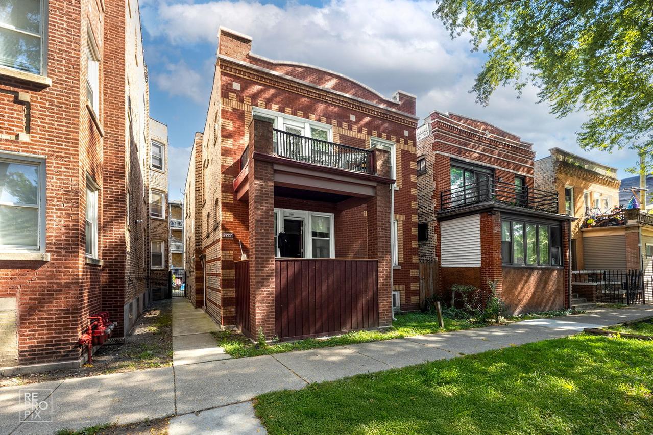 7227 N Damen Ave., Chicago, IL 60645