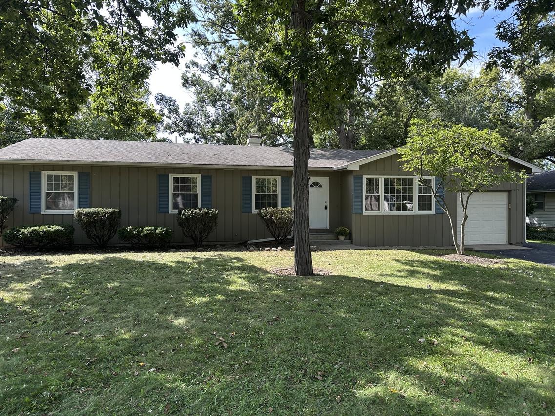 6815 Meadow Dr., Crystal Lake, IL 60012