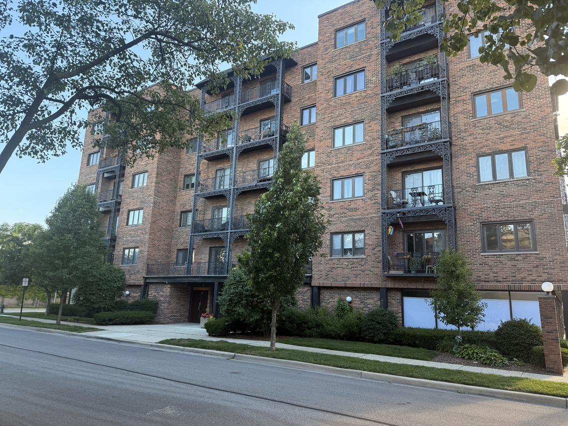 414 Clinton Pl. #302, River Forest, IL 60305