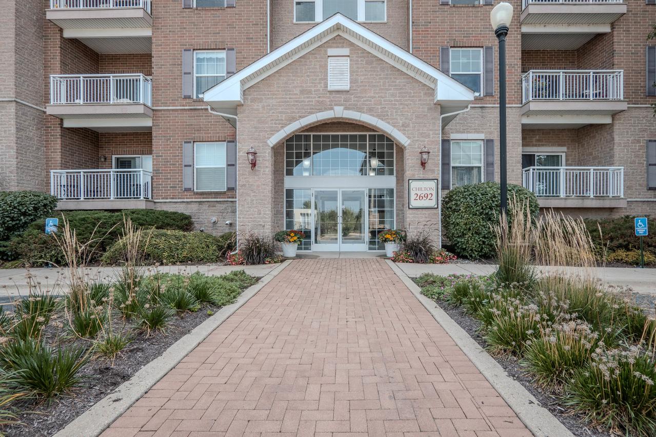 2692 Stone Cir. #203, Geneva, IL 60134