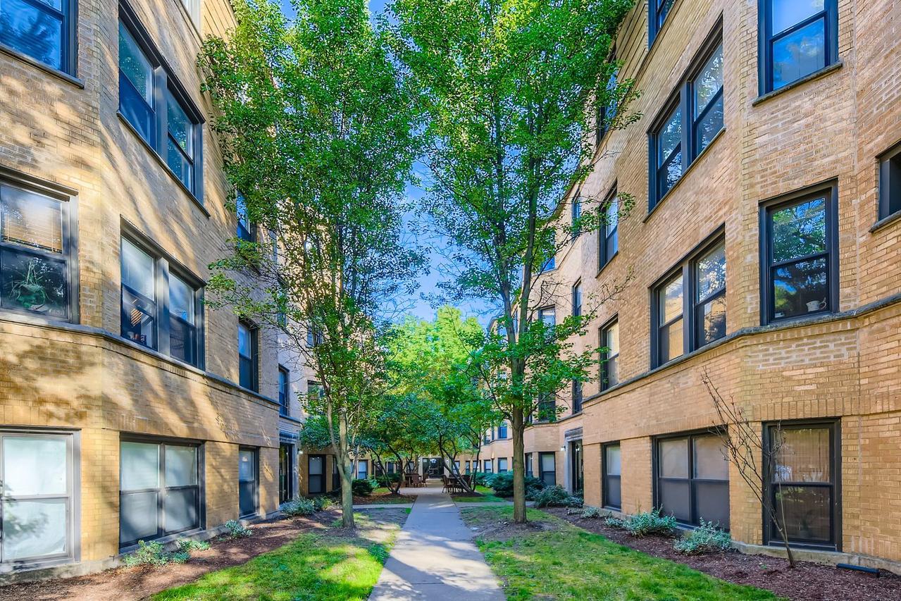 7637 N Greenview Ave. #2E, Chicago, IL 60626