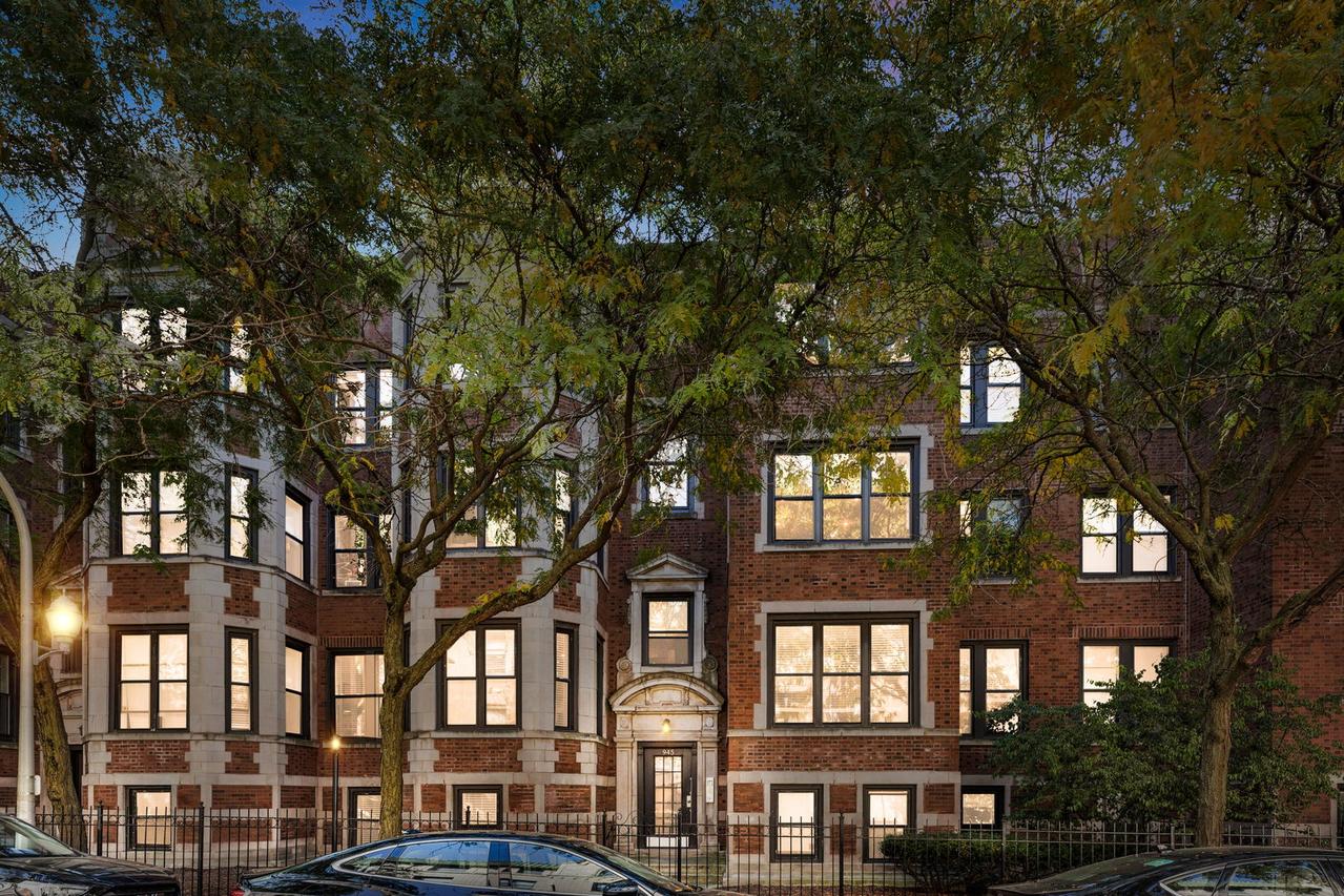 945 W Gordon Ter. #2W, Chicago, IL 60613