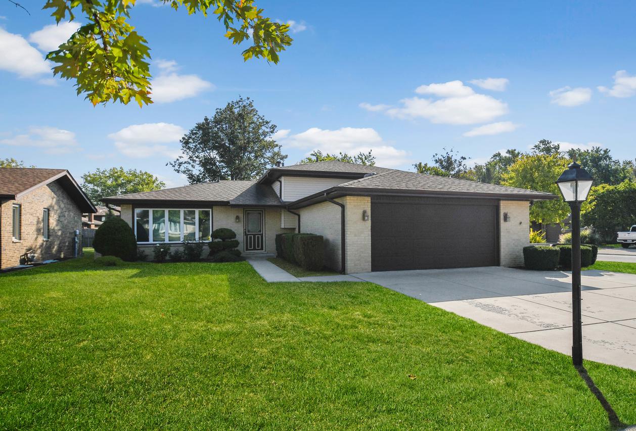 11201 S Deerpath Ln., Palos Hills, IL 60465