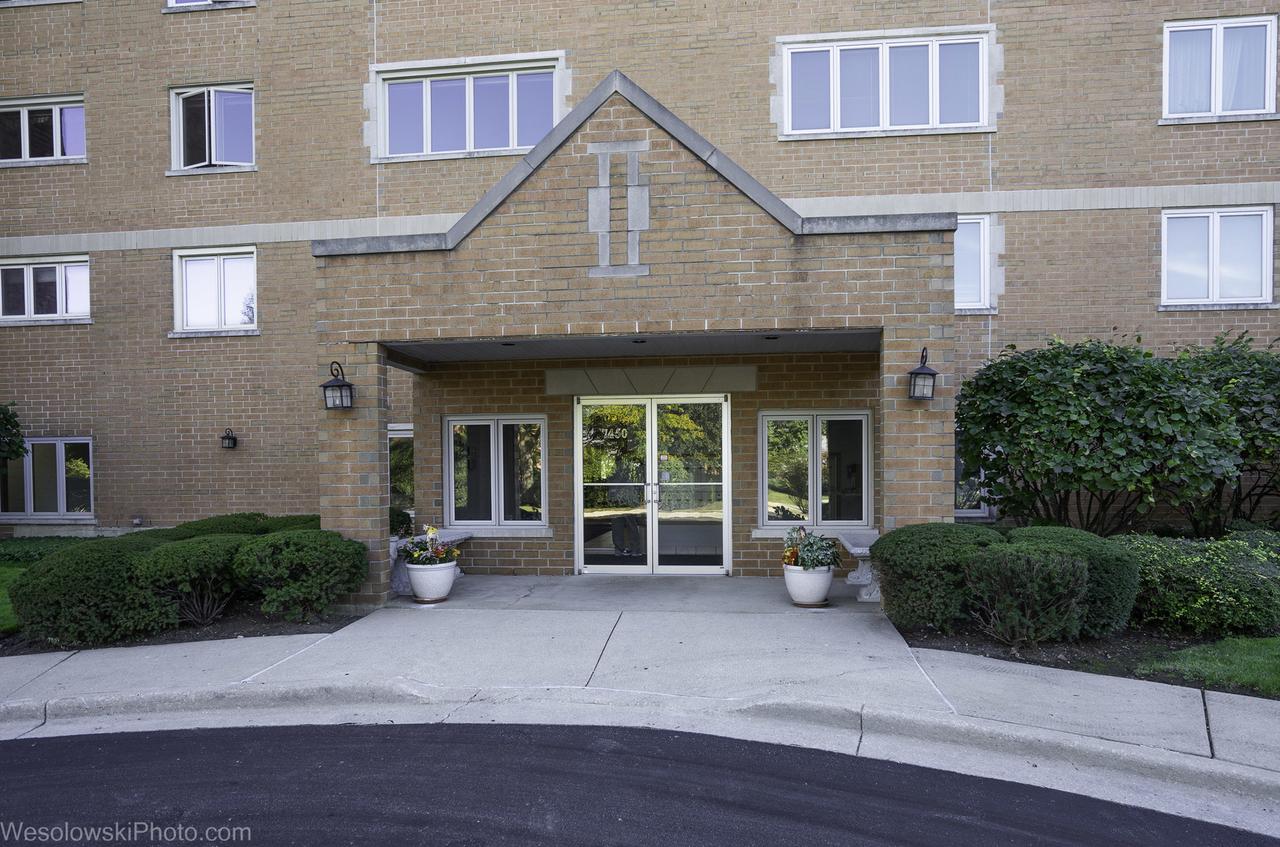 7450 Waukegan Rd. #206, Niles, IL 60714