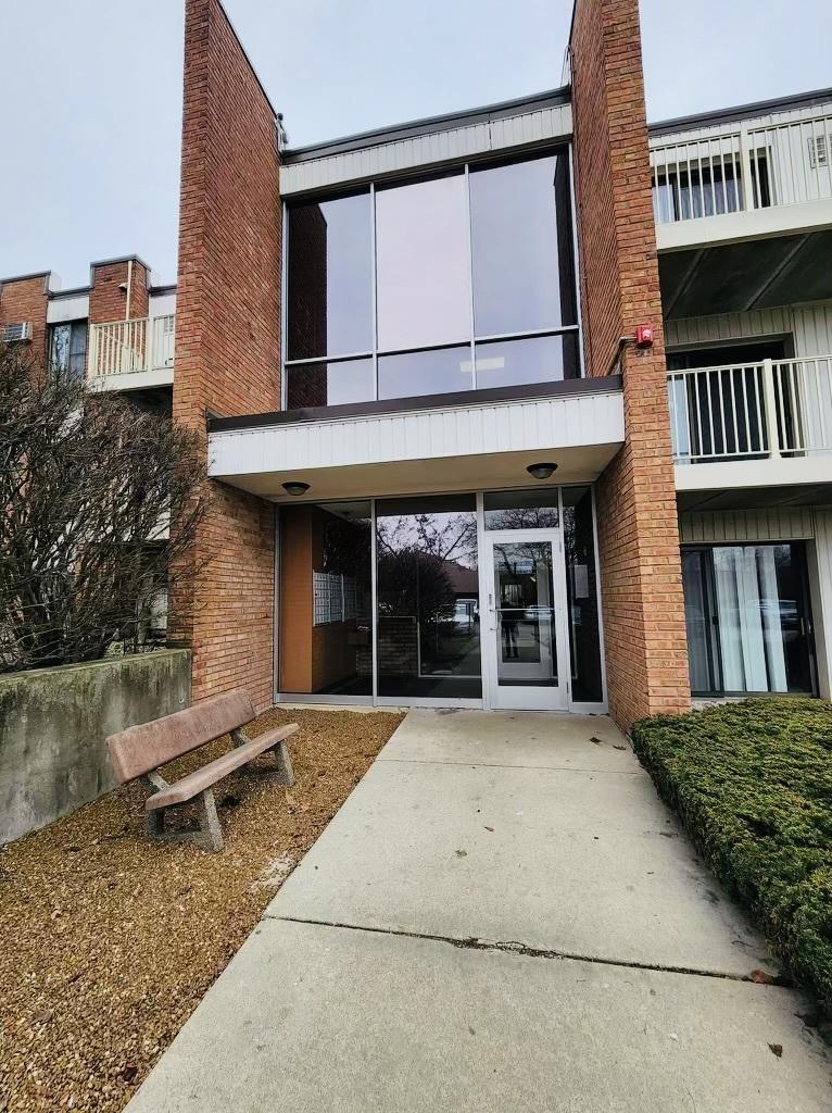 300 W Fullerton Ave. #222, Addison, IL 60101