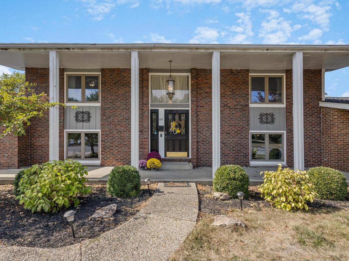 411 Crestwood Dr., Arthur, IL 61911