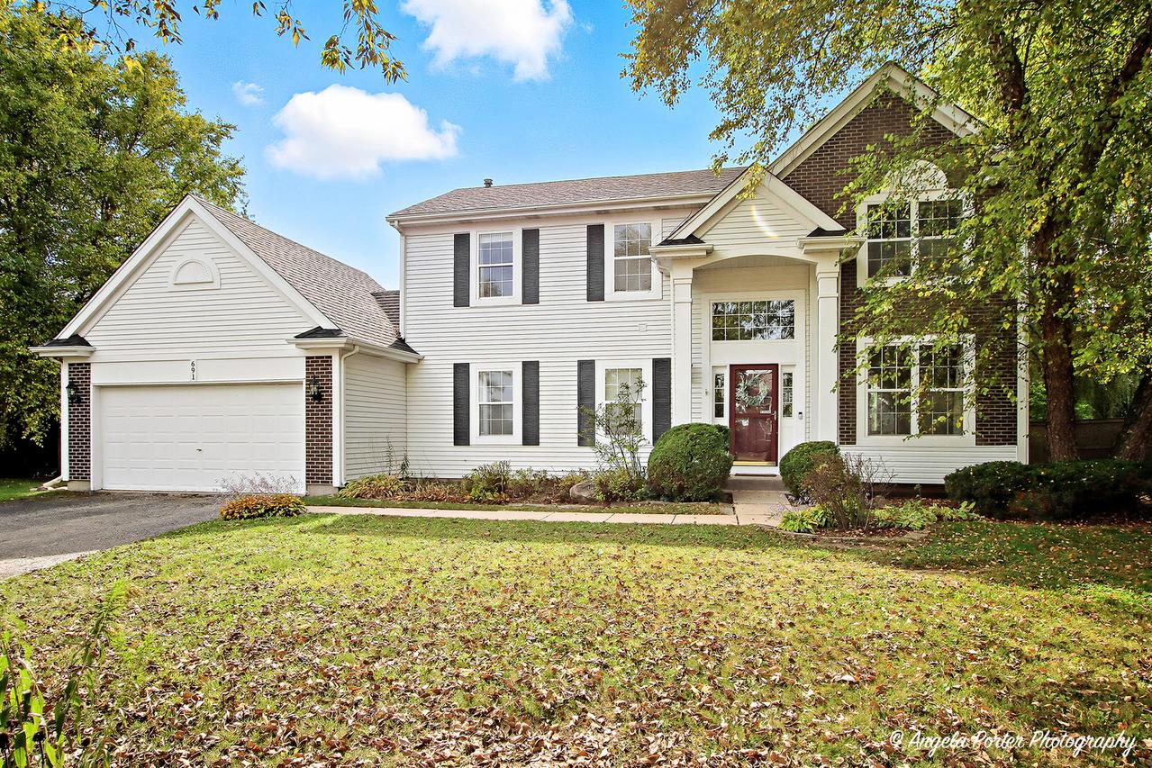 691 N Autumn Cir., Lindenhurst, IL 60046