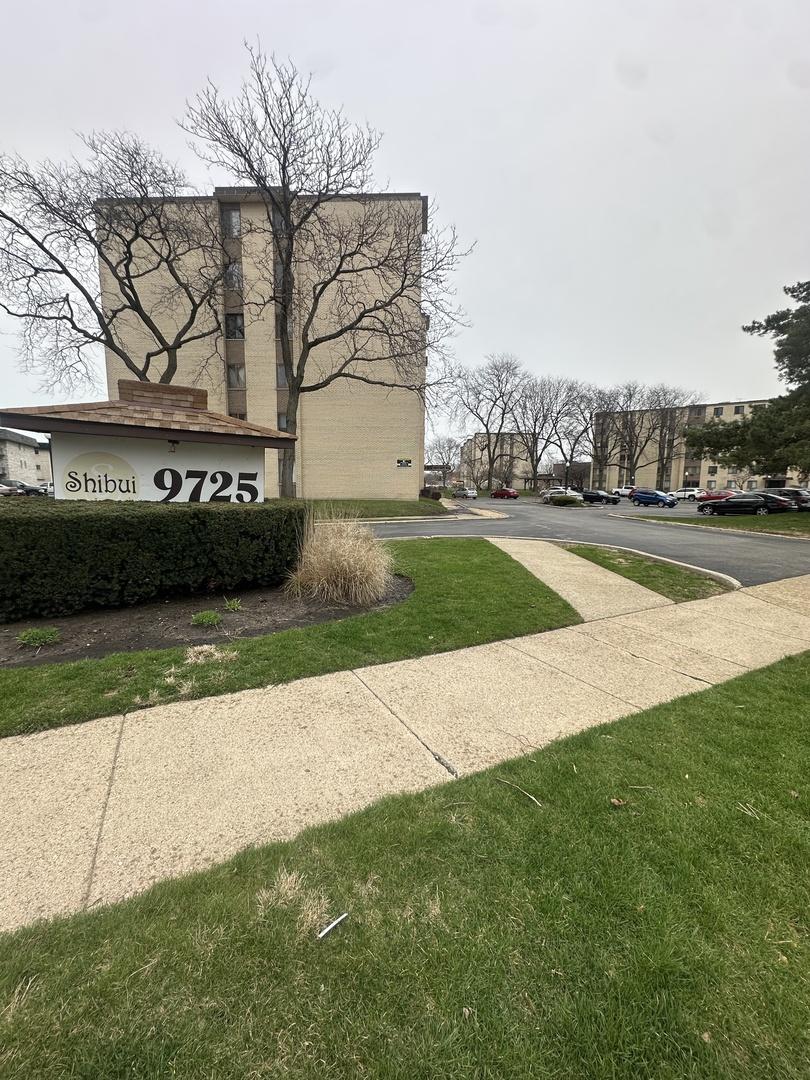 9725 S Karlov Ave. #402, Oak Lawn, IL 60453