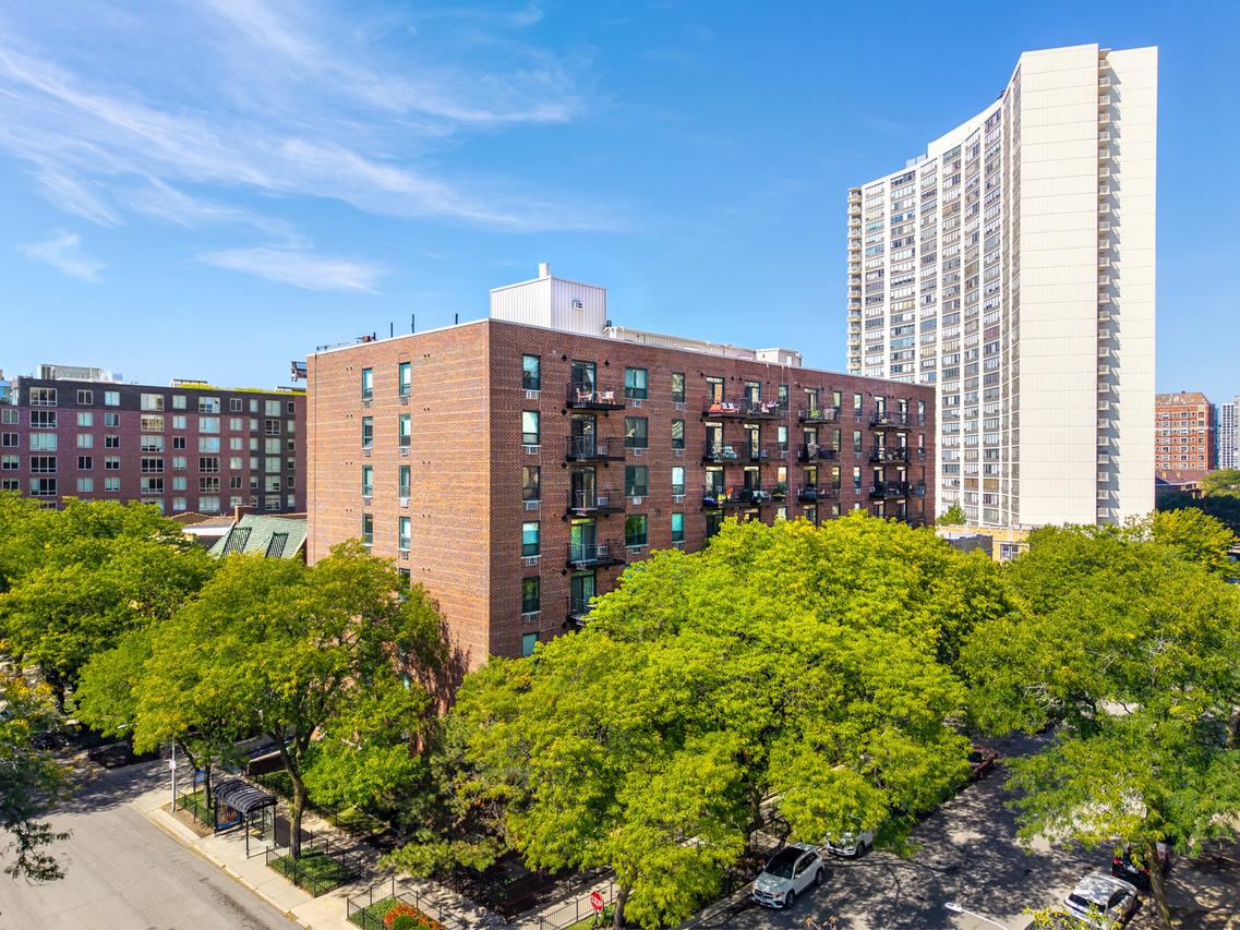3900 N Pine Grove Ave. #911, Chicago, IL 60613