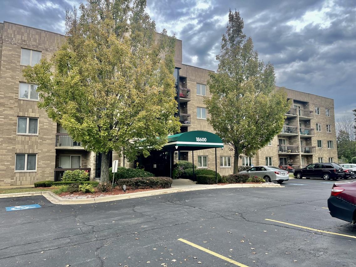 18600 Village West Dr. #310, Hazel Crest, IL 60429
