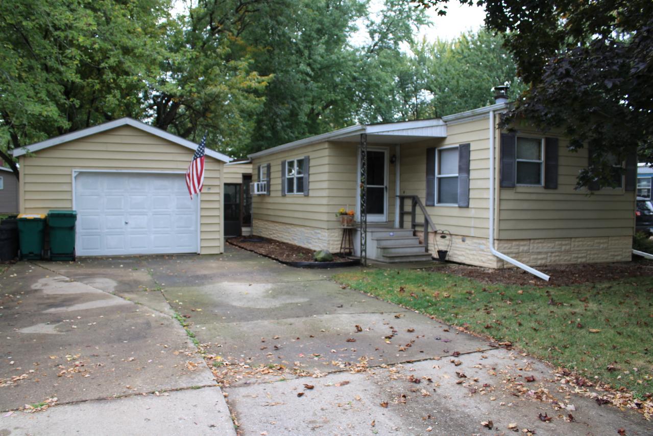 92 Oak Ave., Sandwich, IL 60548