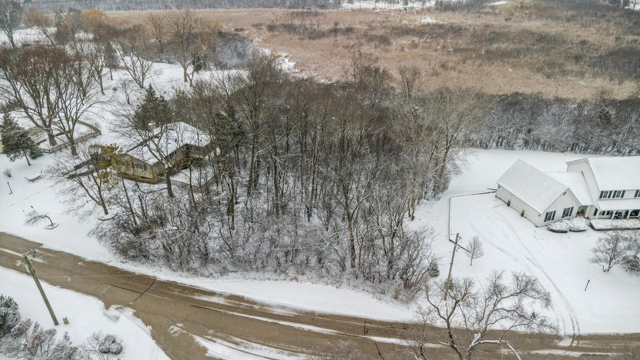 24334 N Grandview Dr., Lake Barrington, IL 60010