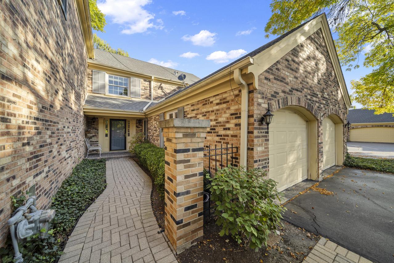 12 The Court Of Island Point, Northbrook, IL 60062