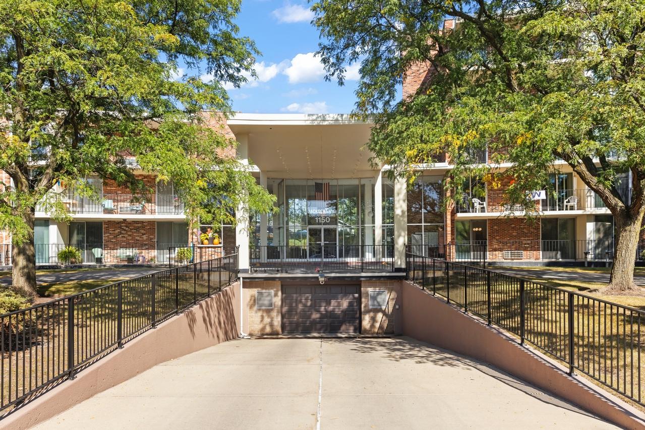 1150 E Jackson St. #1A, Lombard, IL 60148