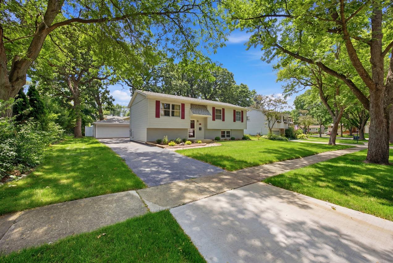 2713 Ravinia Ln., Woodridge, IL 60517