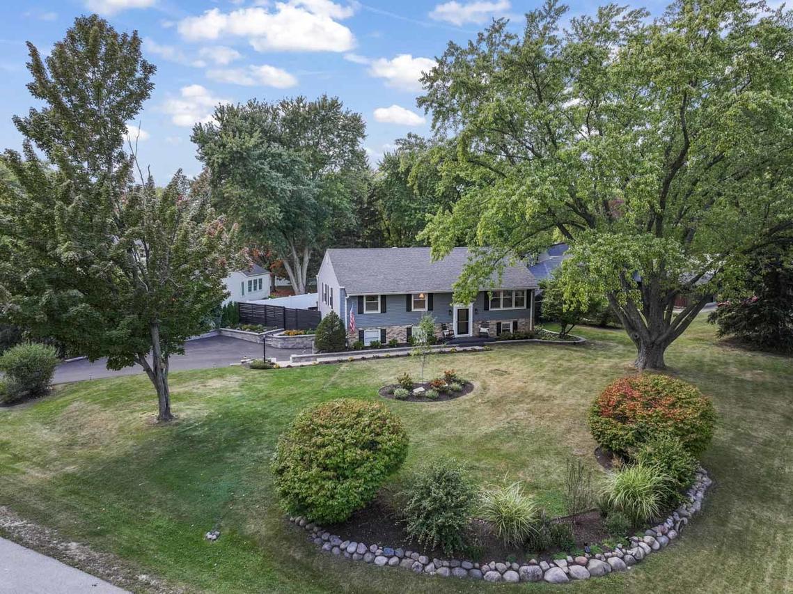 27W375 Oakwood St., Winfield, IL 60190