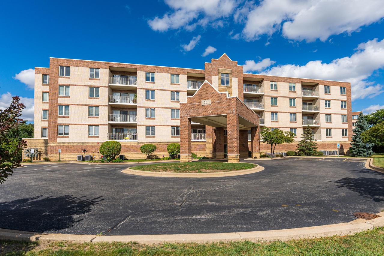201 W Brush Hill Rd. #107, Elmhurst, IL 60126