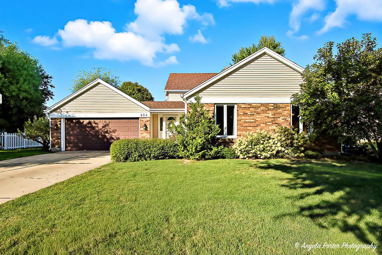 894 N Brentwood Dr., Crystal Lake, IL 60014