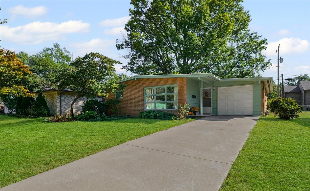 907 E Burkwood Dr., Urbana, IL 61801