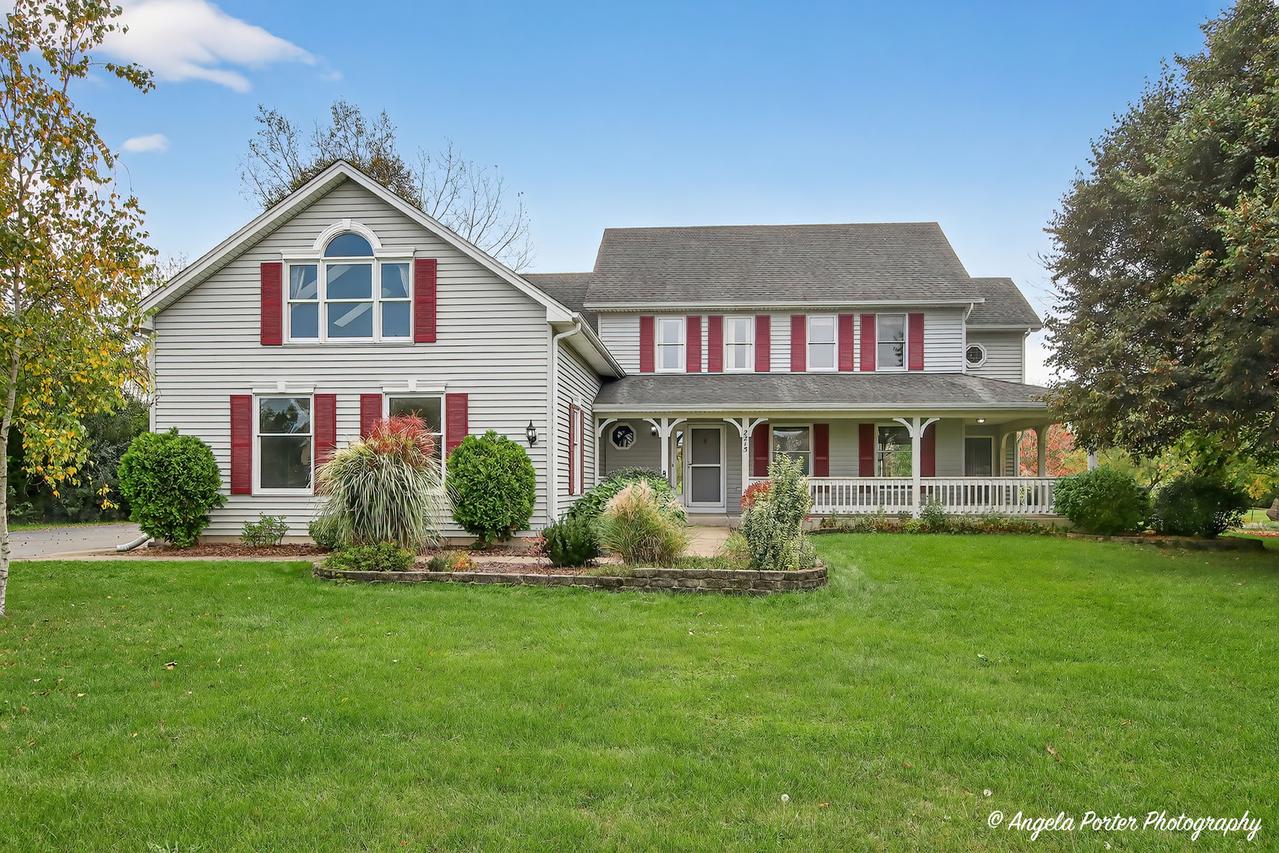 2215 Crystal Cir., Crystal Lake, IL 60012