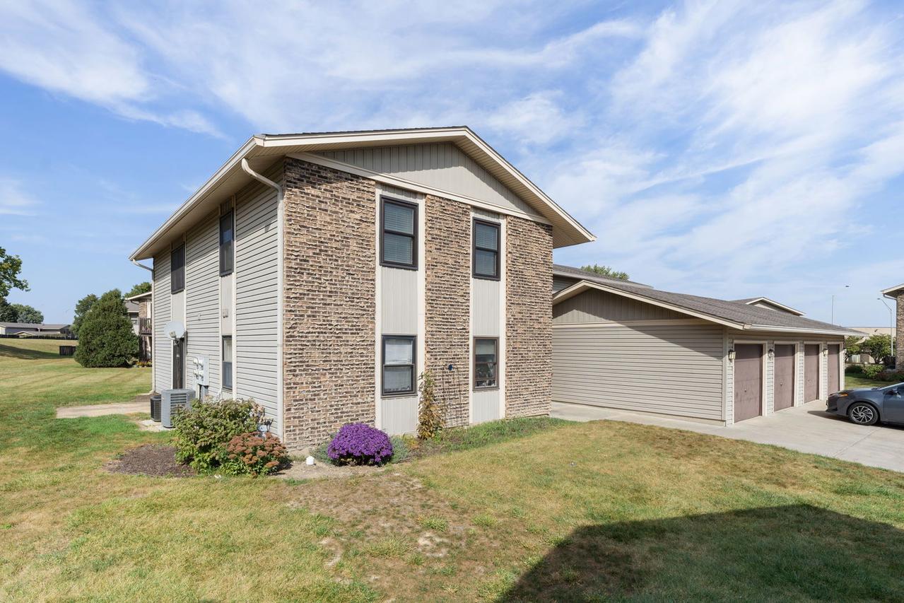 5815 Wilshire Ct. #B, Hanover Park, IL 60133