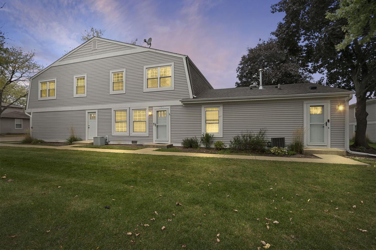 215 Sunset Ct., Vernon Hills, IL 60061