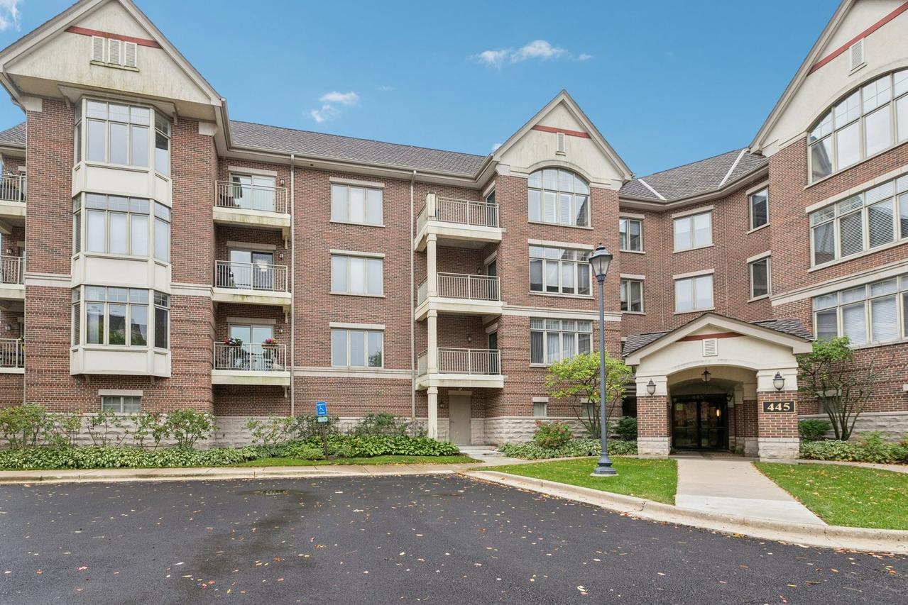 445 Village Green Ct. #201, Lincolnshire, IL 60069