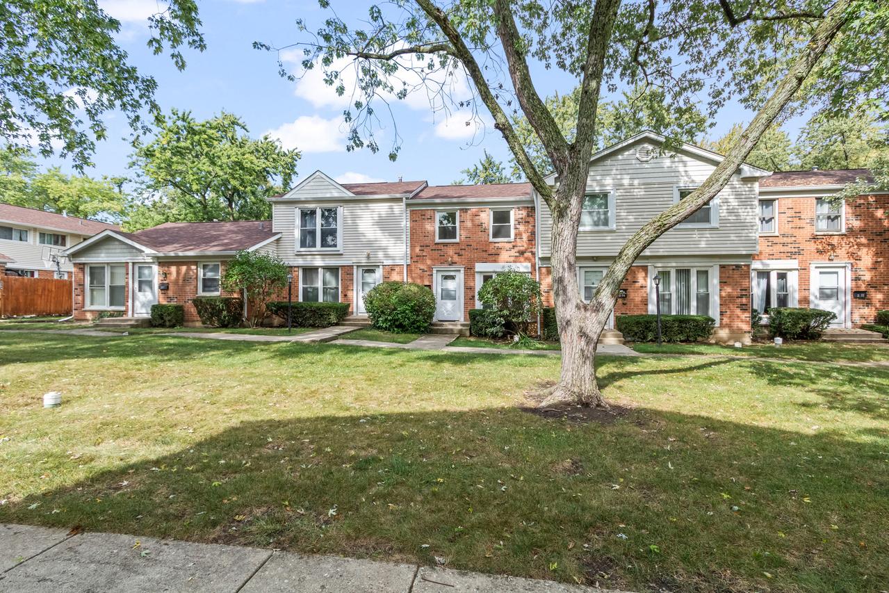 2073 Essex Ct., Streamwood, IL 60107